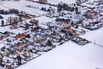 Vue oblique de Saarstraße en hiver avec de la neige à Kandel dans le département Rhénanie-Palatinat, Allemagne