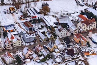 Saarstraße en hiver avec de la neige à Kandel dans le département Rhénanie-Palatinat, Allemagne d'en haut
