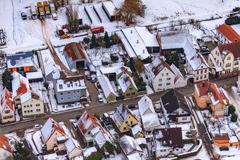 Saarstraße en hiver avec de la neige à Kandel dans le département Rhénanie-Palatinat, Allemagne hors des airs