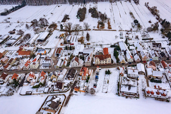 Saarstraße en hiver avec de la neige à Kandel dans le département Rhénanie-Palatinat, Allemagne depuis l'avion