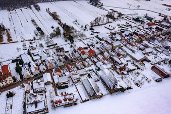 Vue d'oiseau de Saarstraße en hiver avec de la neige à Kandel dans le département Rhénanie-Palatinat, Allemagne