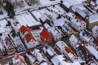 Saarstraße en hiver avec de la neige à Kandel dans le département Rhénanie-Palatinat, Allemagne vue du ciel