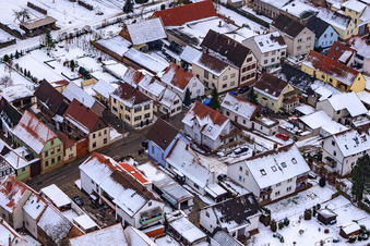 Image drone de Saarstraße en hiver avec de la neige à Kandel dans le département Rhénanie-Palatinat, Allemagne