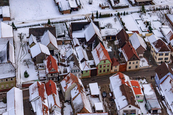 Saarstraße en hiver avec de la neige à Kandel dans le département Rhénanie-Palatinat, Allemagne du point de vue du drone
