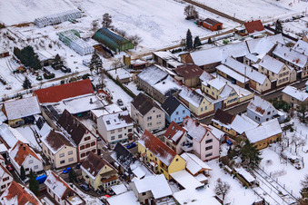 Saarstraße en hiver avec de la neige à Kandel dans le département Rhénanie-Palatinat, Allemagne d'un drone