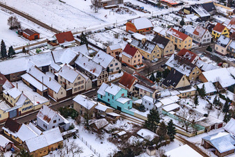Saarstraße en hiver avec de la neige à Kandel dans le département Rhénanie-Palatinat, Allemagne vu d'un drone