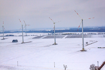 Vue aérienne de Les éoliennes en hiver quand il y a de la neige à Minfeld dans le département Rhénanie-Palatinat, Allemagne