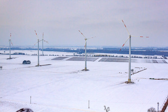 Photographie aérienne de Les éoliennes en hiver quand il y a de la neige à Minfeld dans le département Rhénanie-Palatinat, Allemagne