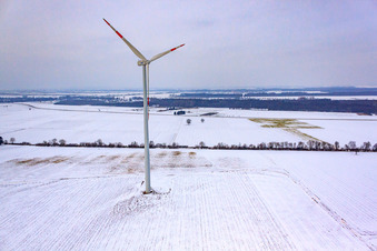 Vue oblique de Les éoliennes en hiver quand il y a de la neige à Minfeld dans le département Rhénanie-Palatinat, Allemagne