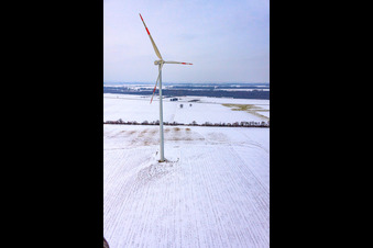Les éoliennes en hiver quand il y a de la neige à Minfeld dans le département Rhénanie-Palatinat, Allemagne d'en haut