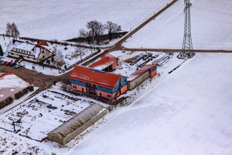 Vue oblique de Marché du village de Schoßberghof En hiver avec de la neige à Minfeld dans le département Rhénanie-Palatinat, Allemagne