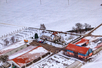 Marché du village de Schoßberghof En hiver avec de la neige à Minfeld dans le département Rhénanie-Palatinat, Allemagne d'en haut