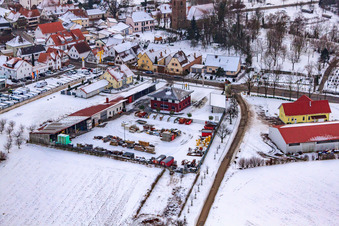 Vue aérienne de Château de la maison en hiver avec de la neige à Minfeld dans le département Rhénanie-Palatinat, Allemagne