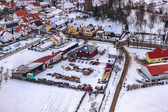 Vue aérienne de Château de la maison en hiver avec de la neige à Minfeld dans le département Rhénanie-Palatinat, Allemagne
