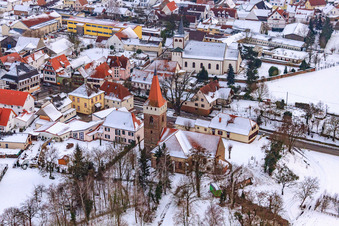 Vue aérienne de Manifestation. Église en hiver sous la neige à Minfeld dans le département Rhénanie-Palatinat, Allemagne