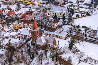Vue aérienne de Manifestation. Église en hiver sous la neige à Minfeld dans le département Rhénanie-Palatinat, Allemagne