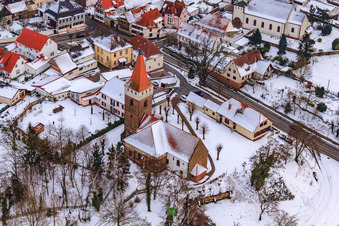 Photographie aérienne de Manifestation. Église en hiver sous la neige à Minfeld dans le département Rhénanie-Palatinat, Allemagne