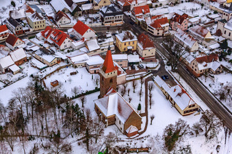 Vue oblique de Manifestation. Église en hiver sous la neige à Minfeld dans le département Rhénanie-Palatinat, Allemagne