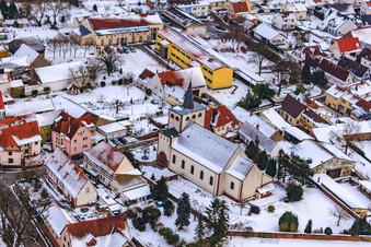Vue aérienne de Église catholique en hiver avec de la neige à Minfeld dans le département Rhénanie-Palatinat, Allemagne