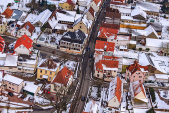 Vue aérienne de Herrengasse en hiver avec de la neige à Minfeld dans le département Rhénanie-Palatinat, Allemagne