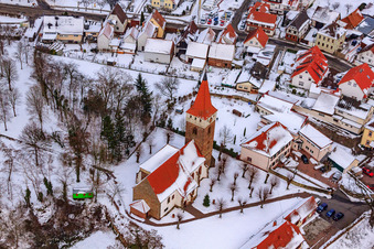Manifestation. Église en hiver sous la neige à Minfeld dans le département Rhénanie-Palatinat, Allemagne d'en haut