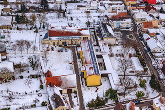 Vue aérienne de École primaire Minfeld et Mundoplatz et Hall en hiver lorsqu'il y a de la neige à Minfeld dans le département Rhénanie-Palatinat, Allemagne