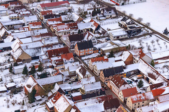 Vue aérienne de Rue principale sous la neige à Freckenfeld dans le département Rhénanie-Palatinat, Allemagne