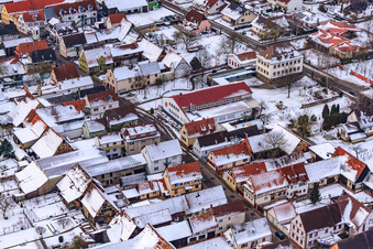 Vue aérienne de Place du village avec école primaire sous la neige à Freckenfeld dans le département Rhénanie-Palatinat, Allemagne
