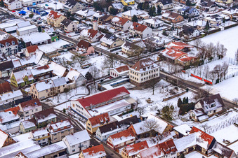 Vue aérienne de Place du village avec école primaire sous la neige à Freckenfeld dans le département Rhénanie-Palatinat, Allemagne