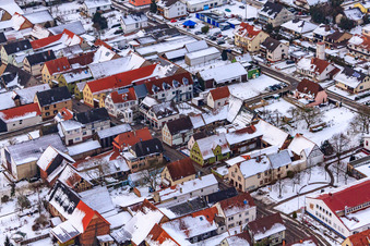Photographie aérienne de Rue principale sous la neige à Freckenfeld dans le département Rhénanie-Palatinat, Allemagne