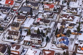 Vue aérienne de Fleckensteinstraße sous la neige à Freckenfeld dans le département Rhénanie-Palatinat, Allemagne