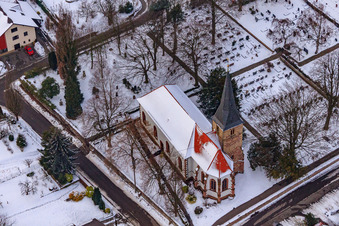 Vue aérienne de L'église de Wolfgangsgang sous la neige à Freckenfeld dans le département Rhénanie-Palatinat, Allemagne