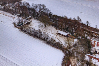 Vue oblique de Réserve animalière au Gasthaus zur Brauerei dans la neige à Freckenfeld dans le département Rhénanie-Palatinat, Allemagne