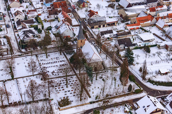 Vue aérienne de L'église de Wolfgangsgang sous la neige à Freckenfeld dans le département Rhénanie-Palatinat, Allemagne