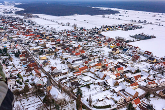 Vue aérienne de Kirchstraße sous la neige à Freckenfeld dans le département Rhénanie-Palatinat, Allemagne