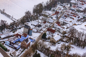 Vue aérienne de Rue principale sous la neige à Vollmersweiler dans le département Rhénanie-Palatinat, Allemagne