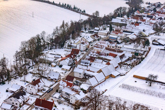 Vue aérienne de Rue principale sous la neige à Vollmersweiler dans le département Rhénanie-Palatinat, Allemagne