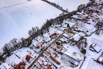 Vue oblique de Rue principale sous la neige à Vollmersweiler dans le département Rhénanie-Palatinat, Allemagne
