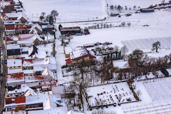 Vue aérienne de Cimetière sous la neige à Vollmersweiler dans le département Rhénanie-Palatinat, Allemagne