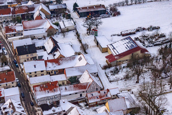 Vue aérienne de Le domaine viticole Nagel sous la neige à Vollmersweiler dans le département Rhénanie-Palatinat, Allemagne