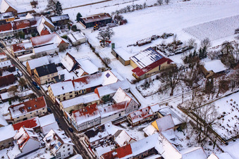 Vue aérienne de Le domaine viticole Nagel sous la neige à Vollmersweiler dans le département Rhénanie-Palatinat, Allemagne