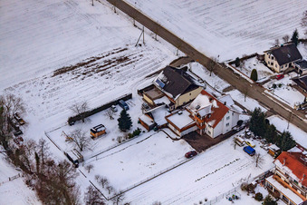 Vue aérienne de Tanière de renard dans la neige à Vollmersweiler dans le département Rhénanie-Palatinat, Allemagne