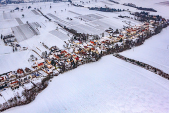 Rue principale sous la neige à Vollmersweiler dans le département Rhénanie-Palatinat, Allemagne d'en haut