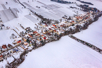 Rue principale sous la neige à Vollmersweiler dans le département Rhénanie-Palatinat, Allemagne hors des airs