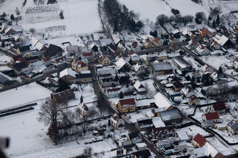 Vue aérienne de Dans la neige en hiver à le quartier Kleinsteinfeld in Niederotterbach dans le département Rhénanie-Palatinat, Allemagne