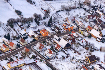 Vue aérienne de Dans les champs de la ferme en hiver sous la neige à le quartier Kleinsteinfeld in Niederotterbach dans le département Rhénanie-Palatinat, Allemagne