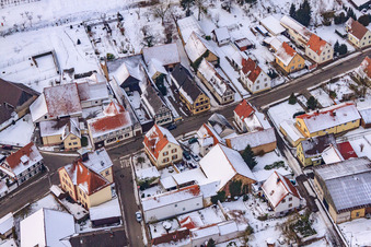 Vue aérienne de Nidergasse en hiver sous la neige à le quartier Kleinsteinfeld in Niederotterbach dans le département Rhénanie-Palatinat, Allemagne