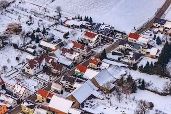 Vue aérienne de Rue principale en hiver sous la neige à le quartier Kleinsteinfeld in Niederotterbach dans le département Rhénanie-Palatinat, Allemagne