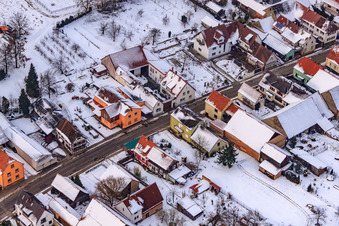 Vue aérienne de Rue principale en hiver sous la neige à le quartier Kleinsteinfeld in Niederotterbach dans le département Rhénanie-Palatinat, Allemagne