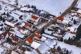 Vue oblique de Rue principale en hiver sous la neige à le quartier Kleinsteinfeld in Niederotterbach dans le département Rhénanie-Palatinat, Allemagne